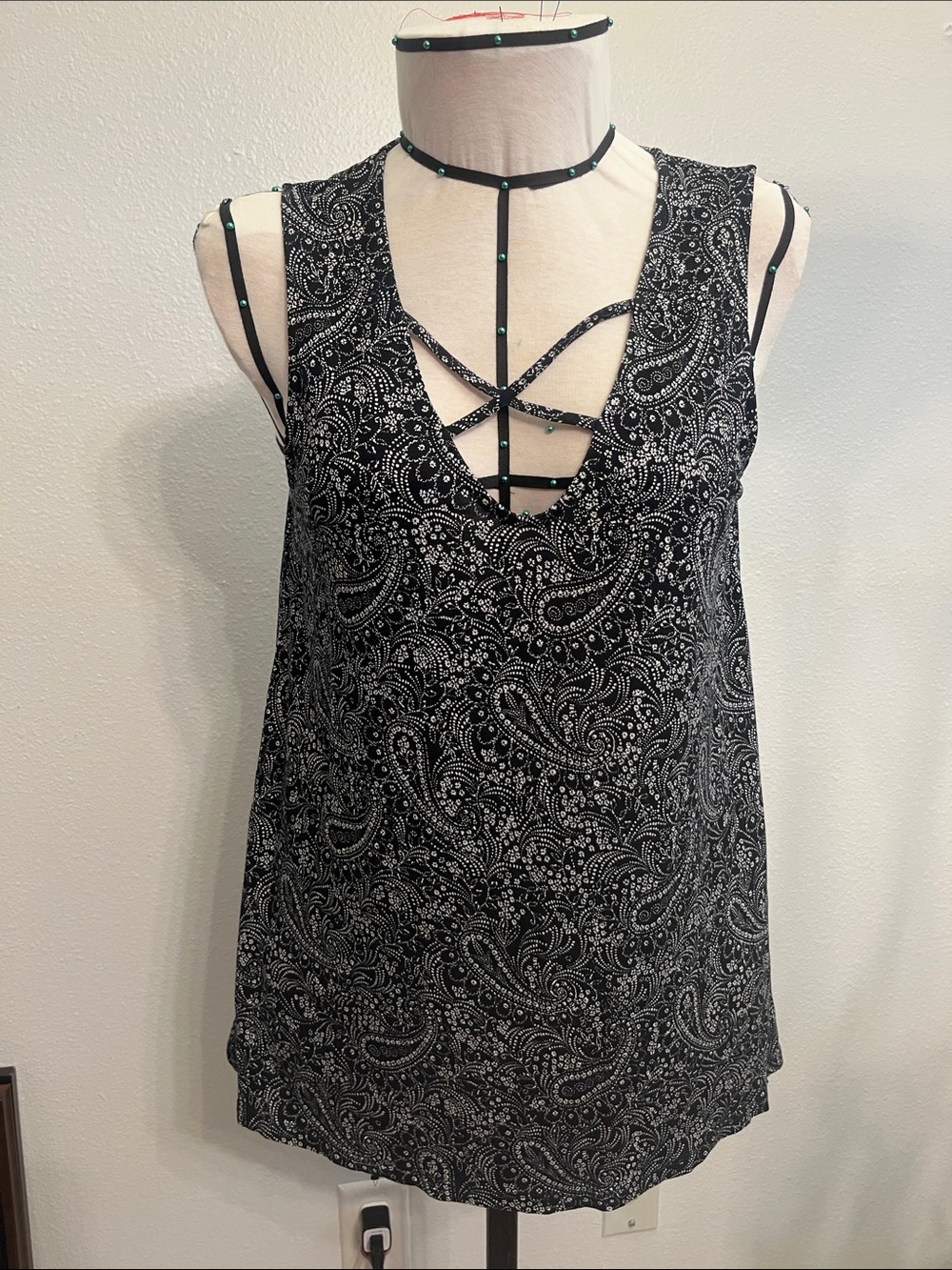 Old Navy Women’s Sz M Black Paisley Strappy V-Neck Tank